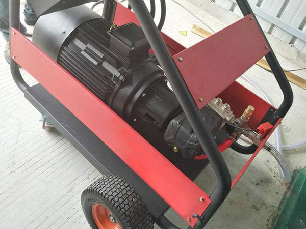 水電站高壓沖毛機(jī)使用現(xiàn)場