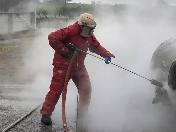 高壓水槍清洗反應(yīng)釜現(xiàn)場